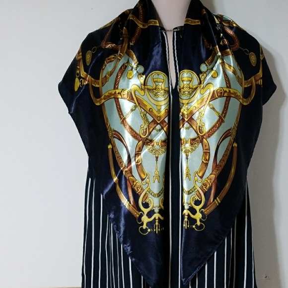 Beautiful silk Scarf - Picture 3 of 7